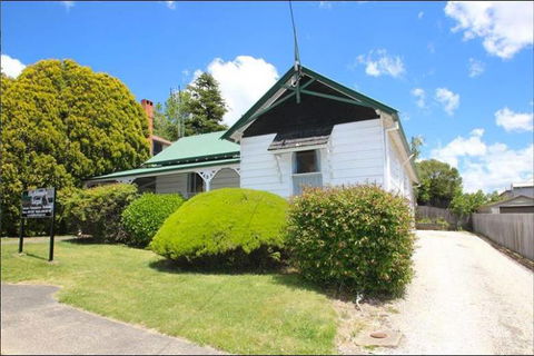 First National Moss Vale - Internet Find 1