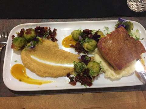 Seasons Hotel Restaurant - Internet Find 0