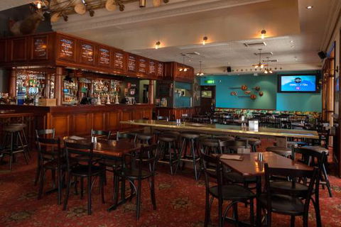 Gilroys Hotel - Internet Find 0