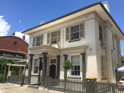 Montrose House On Riverbank - Internet Find 0