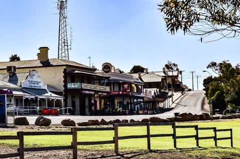 Commercial Hotel Morgan - Internet Find 1