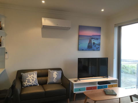 Penneshaw Oceanview Apartments - Internet Find 7