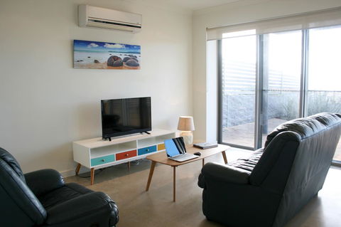 Penneshaw Oceanview Apartments - Internet Find 11