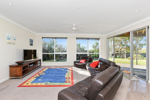 Lavina Luxury Beach House - Internet Find 11
