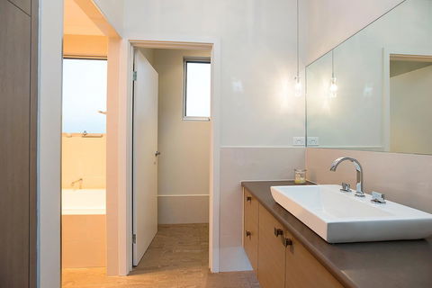 Lavina Luxury Beach House - Internet Find 27