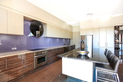 Lavina Luxury Beach House - Internet Find 9