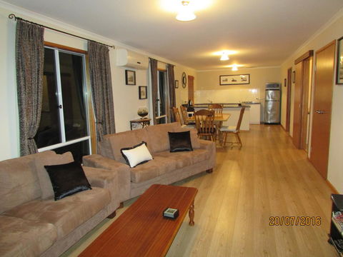 Lazy Days Bed &Breakfast Cottage - Victor Harbor - Internet Find 17