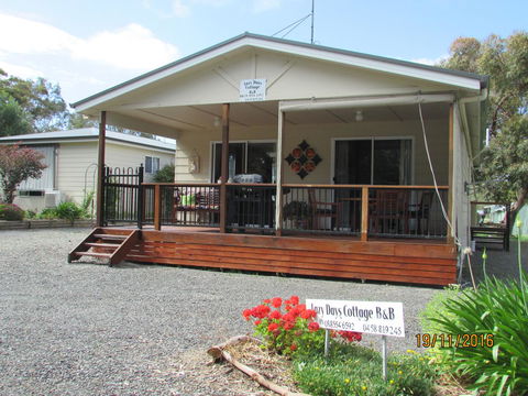 Lazy Days Bed &Breakfast Cottage - Victor Harbor - Internet Find 0