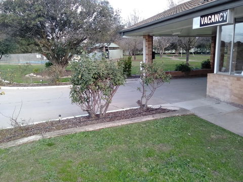 Allonville Gardens Motel - Internet Find 1