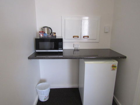 Allonville Gardens Motel - Internet Find 16