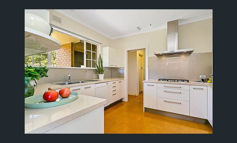 Stunning House With Beautiful Entertainment Area!! - Internet Find 9