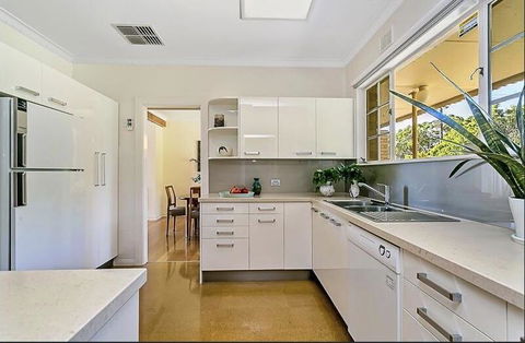 Stunning House With Beautiful Entertainment Area!! - Internet Find 10