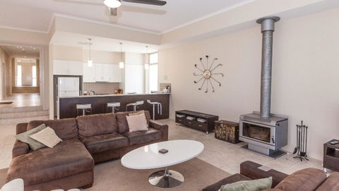 Golfers Paradise (18th Tee) - 52 Huntingdale Drive - Internet Find 18