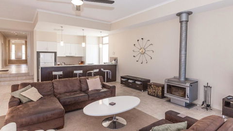 Golfers Paradise (18th Tee) - 52 Huntingdale Drive - Internet Find 12