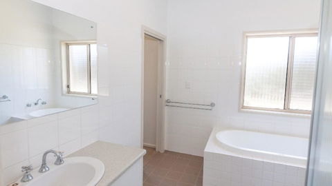Golfers Paradise (18th Tee) - 52 Huntingdale Drive - Internet Find 3