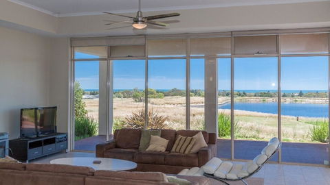 Golfers Paradise (18th Tee) - 52 Huntingdale Drive - Internet Find 15