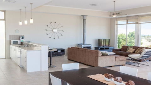 Golfers Paradise (18th Tee) - 52 Huntingdale Drive - Internet Find 9