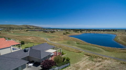 Golfers Paradise (18th Tee) - 52 Huntingdale Drive - Internet Find 0