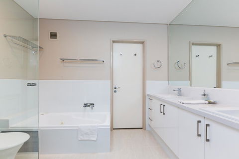 The White Pearl Penthouse - Internet Find 17