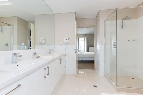 The White Pearl Penthouse - Internet Find 16