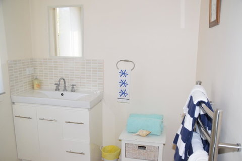 The Anchorage Waterfront Apartment - Internet Find 13