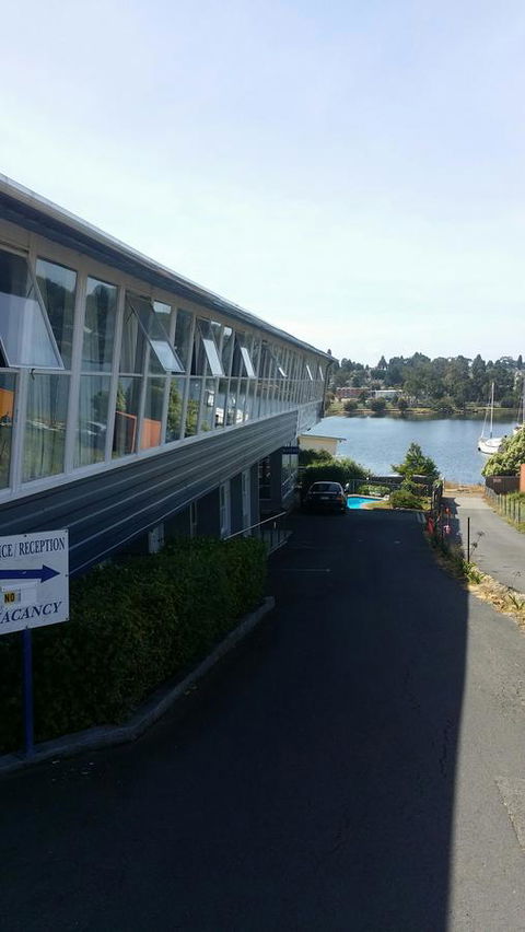 Waterfront Lodge Motel - Internet Find 18