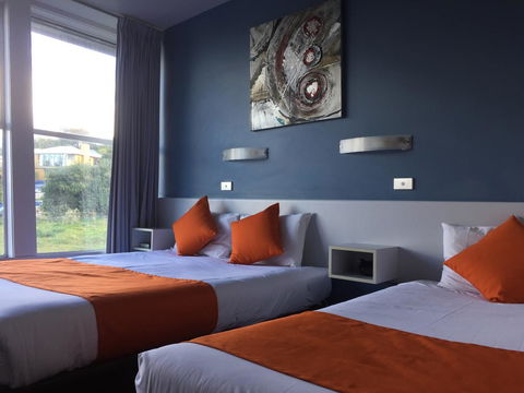 Waterfront Lodge Motel - Internet Find 1