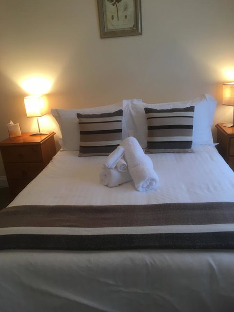 House On The Hill Bed And Breakfast - Internet Find 27