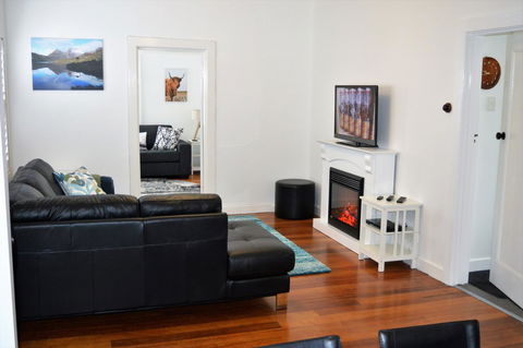 Lyttleton Cottage - Internet Find 9