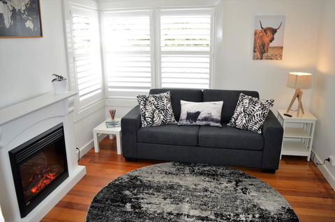 Lyttleton Cottage - Internet Find 0