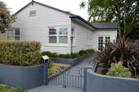 Lyttleton Cottage - Internet Find 16
