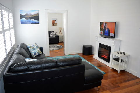 Lyttleton Cottage - Internet Find 1