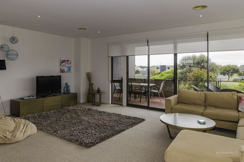 1 Pebble Place - Internet Find 5