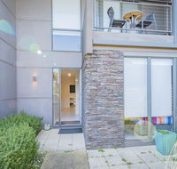 Stylish 3 Bedroom Condo - Internet Find