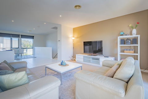 Stylish 3 Bedroom Condo - Internet Find 1