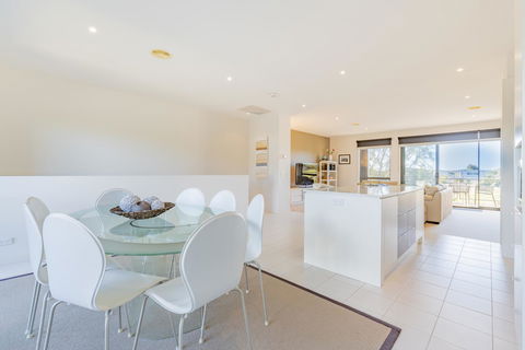 Stylish 3 Bedroom Condo - Internet Find 14