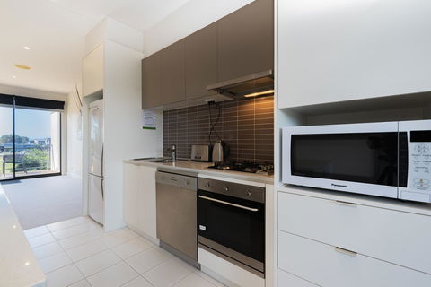 Stylish 3 Bedroom Condo - Internet Find 10