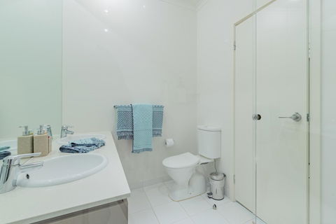 Stylish 3 Bedroom Condo - Internet Find 18