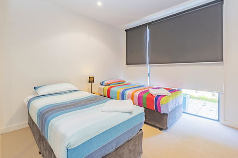 Stylish 3 Bedroom Condo - Internet Find 8