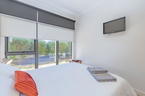 Stylish 3 Bedroom Condo - Internet Find 20