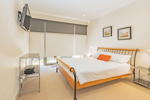 Stylish 3 Bedroom Condo - Internet Find 19