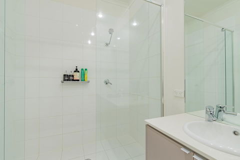 Stylish 3 Bedroom Condo - Internet Find 17