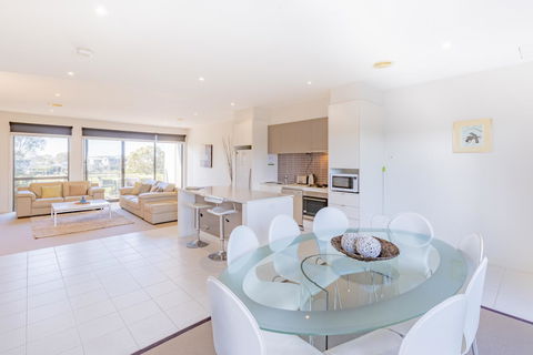 Stylish 3 Bedroom Condo - Internet Find 2