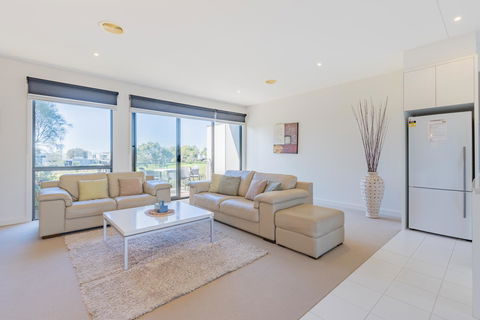 Stylish 3 Bedroom Condo - Internet Find 16