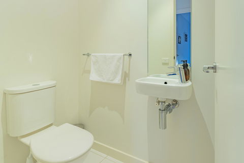 Stylish 3 Bedroom Condo - Internet Find 22