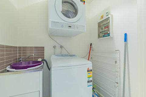 Stylish 3 Bedroom Condo - Internet Find 21