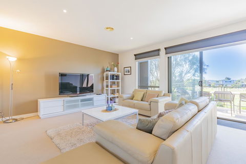 Stylish 3 Bedroom Condo - Internet Find 9