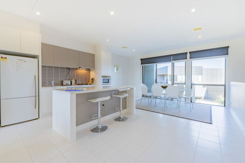 Stylish 3 Bedroom Condo - Internet Find 3
