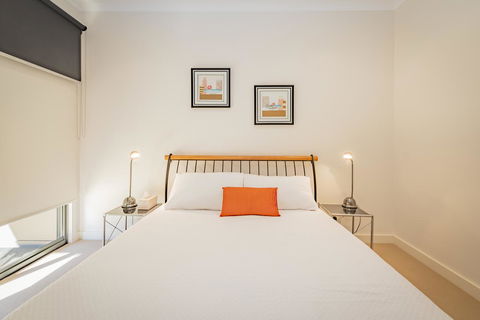 Stylish 3 Bedroom Condo - Internet Find 6