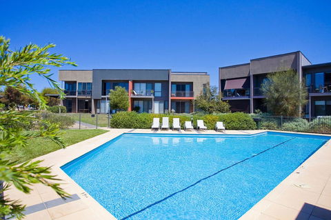 Stylish 3 Bedroom Condo - Internet Find 5